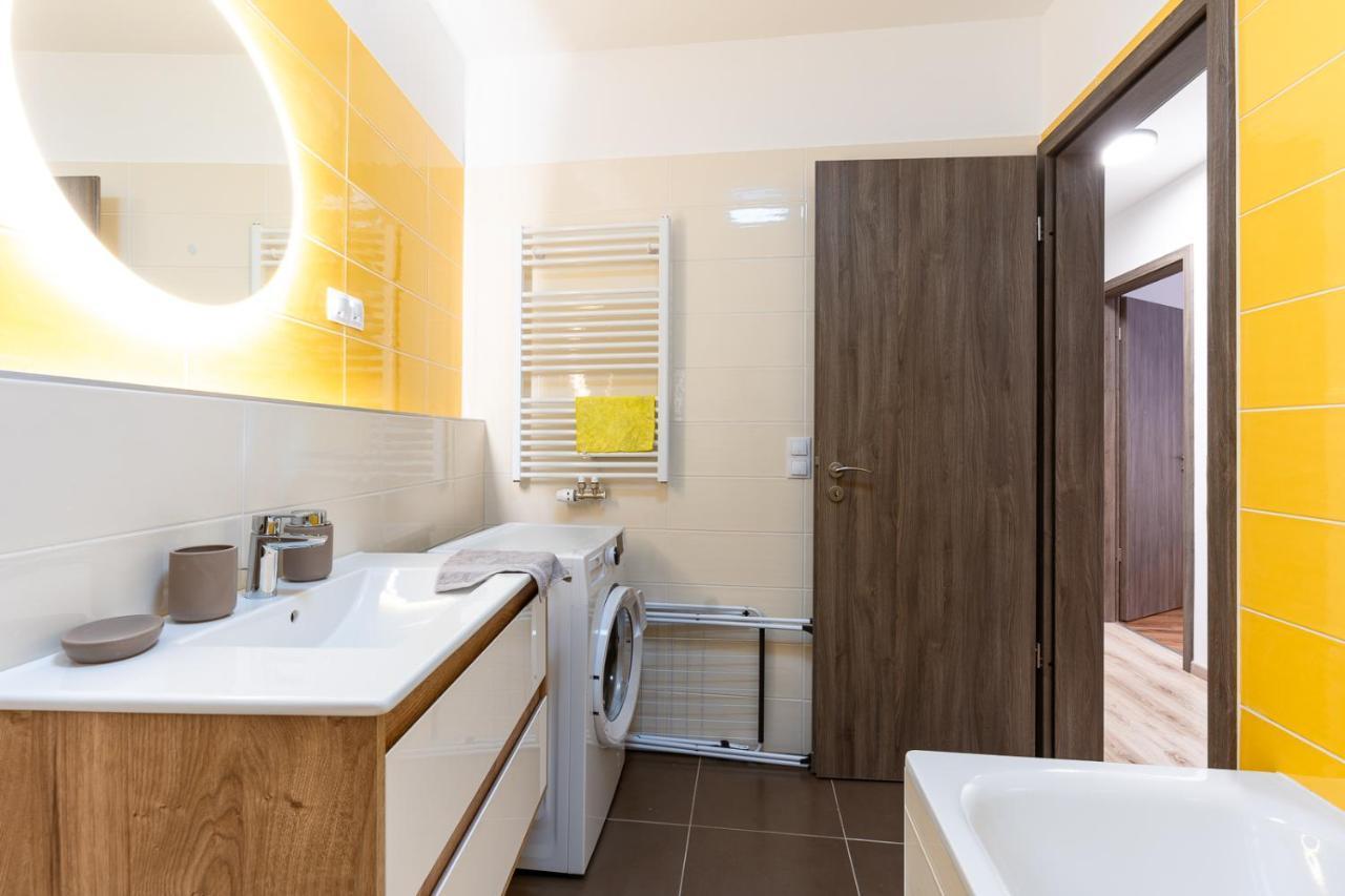 Modern & Newly Built Apartment With Private Garage ブダペスト エクステリア 写真