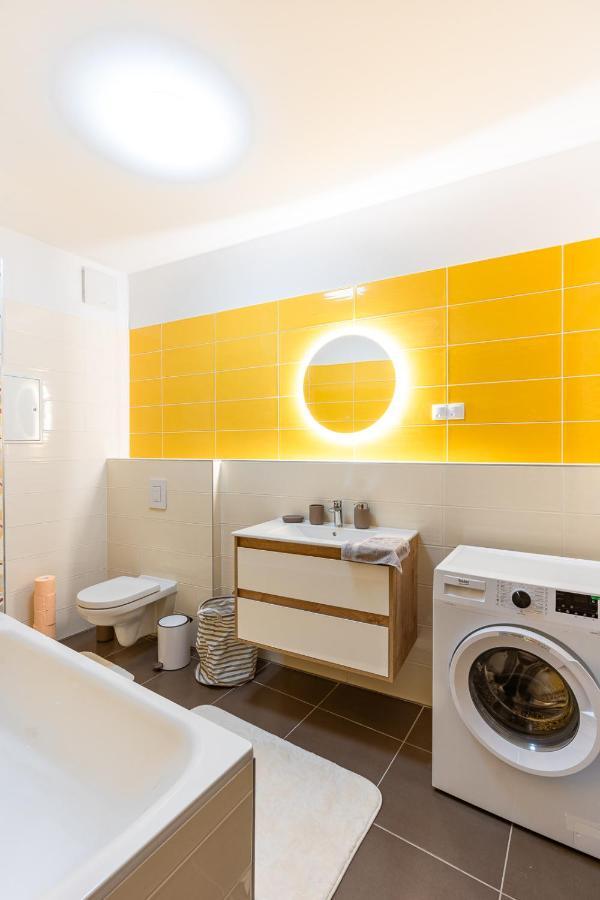 Modern & Newly Built Apartment With Private Garage ブダペスト エクステリア 写真